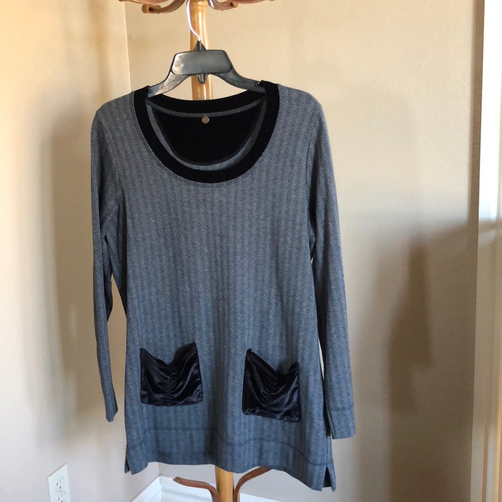 Soft Surroundings Tunic with black velvet trim at neck and pockets